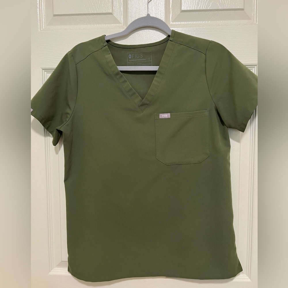 Figs scrub top - Catarina one pocket in Dark Olive. Size small